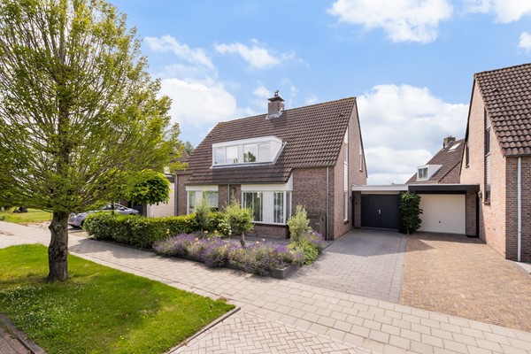 Te koop: 2-1- kapwoning met oprit!